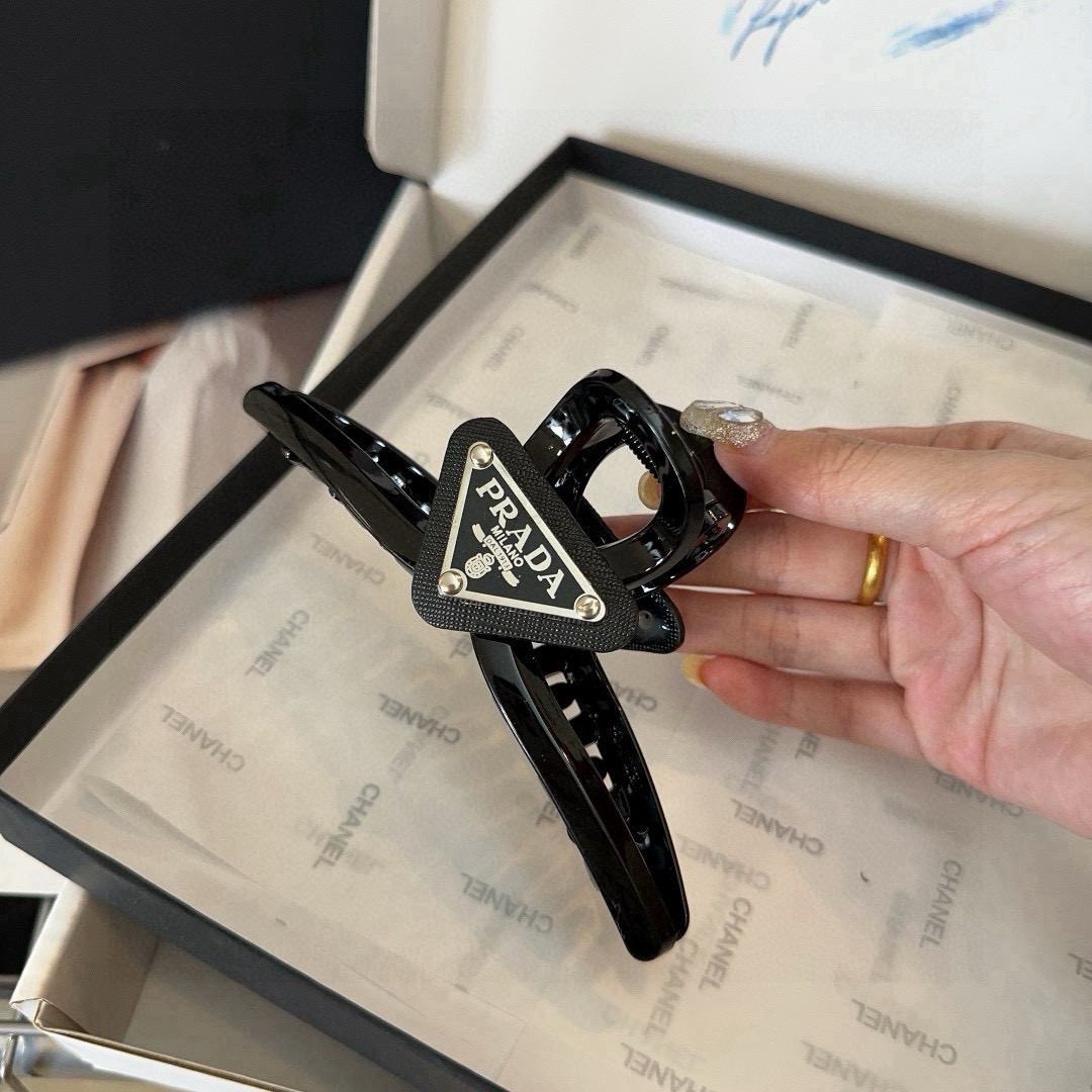 🎁配包装盒PRADA（普拉达）爆款抓夹来啦！网红推荐！优雅的小姐姐值得入手 非常好搭配 气质有品位