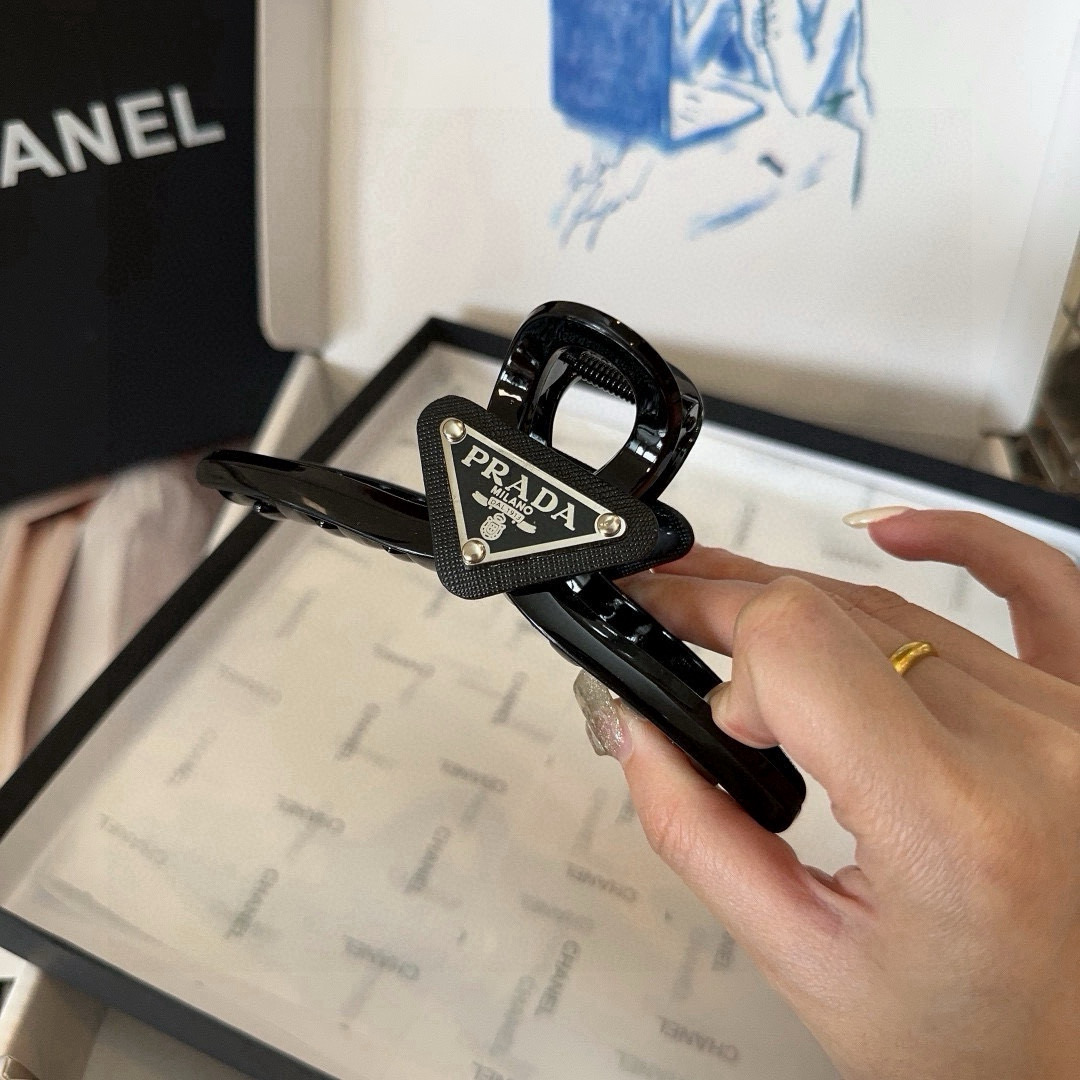 🎁配包装盒PRADA（普拉达）爆款抓夹来啦！网红推荐！优雅的小姐姐值得入手 非常好搭配 气质有品位
