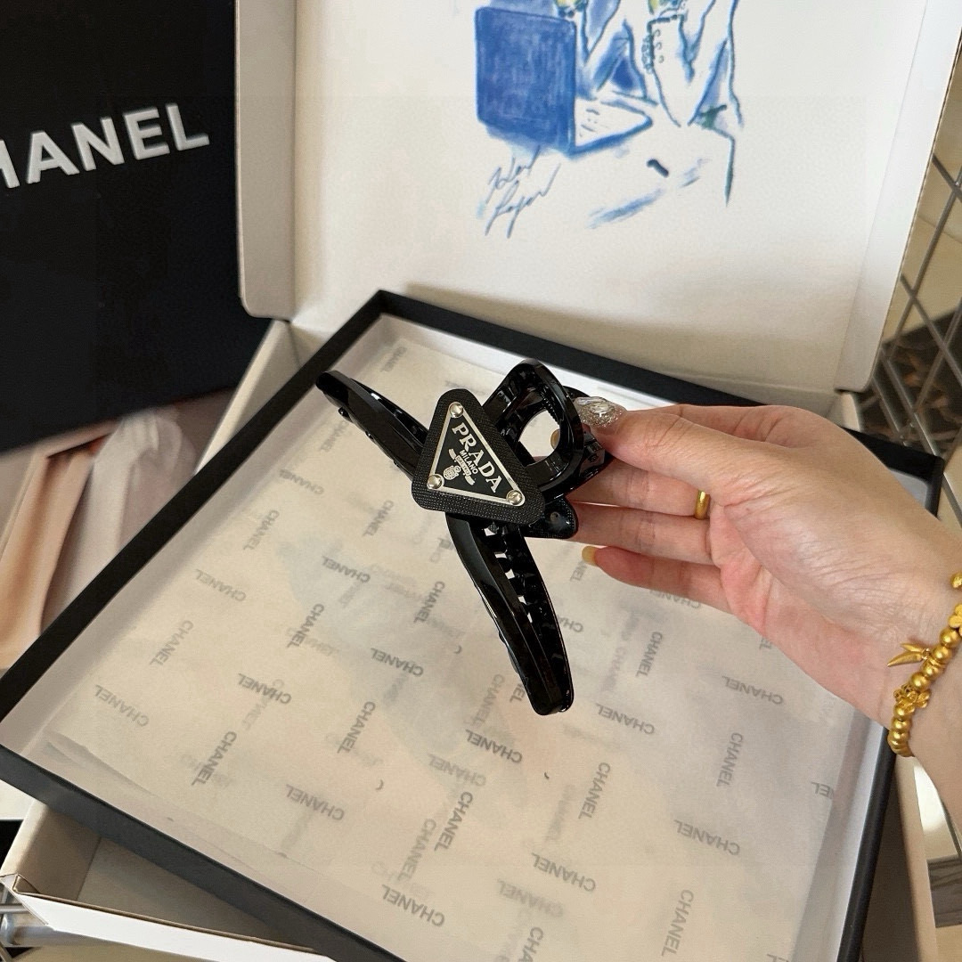 🎁配包装盒PRADA（普拉达）爆款抓夹来啦！网红推荐！优雅的小姐姐值得入手 非常好搭配 气质有品位