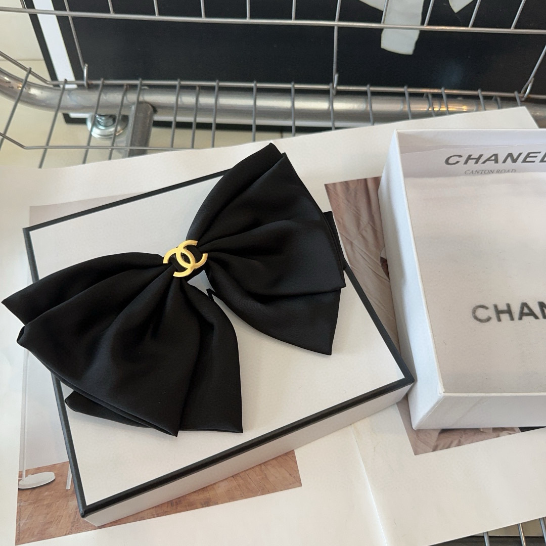 🎁配包装盒Chanel (香奈儿)最新款小香爆款弹簧发夹，超级好看！名媛范儿十足，小仙女必备…