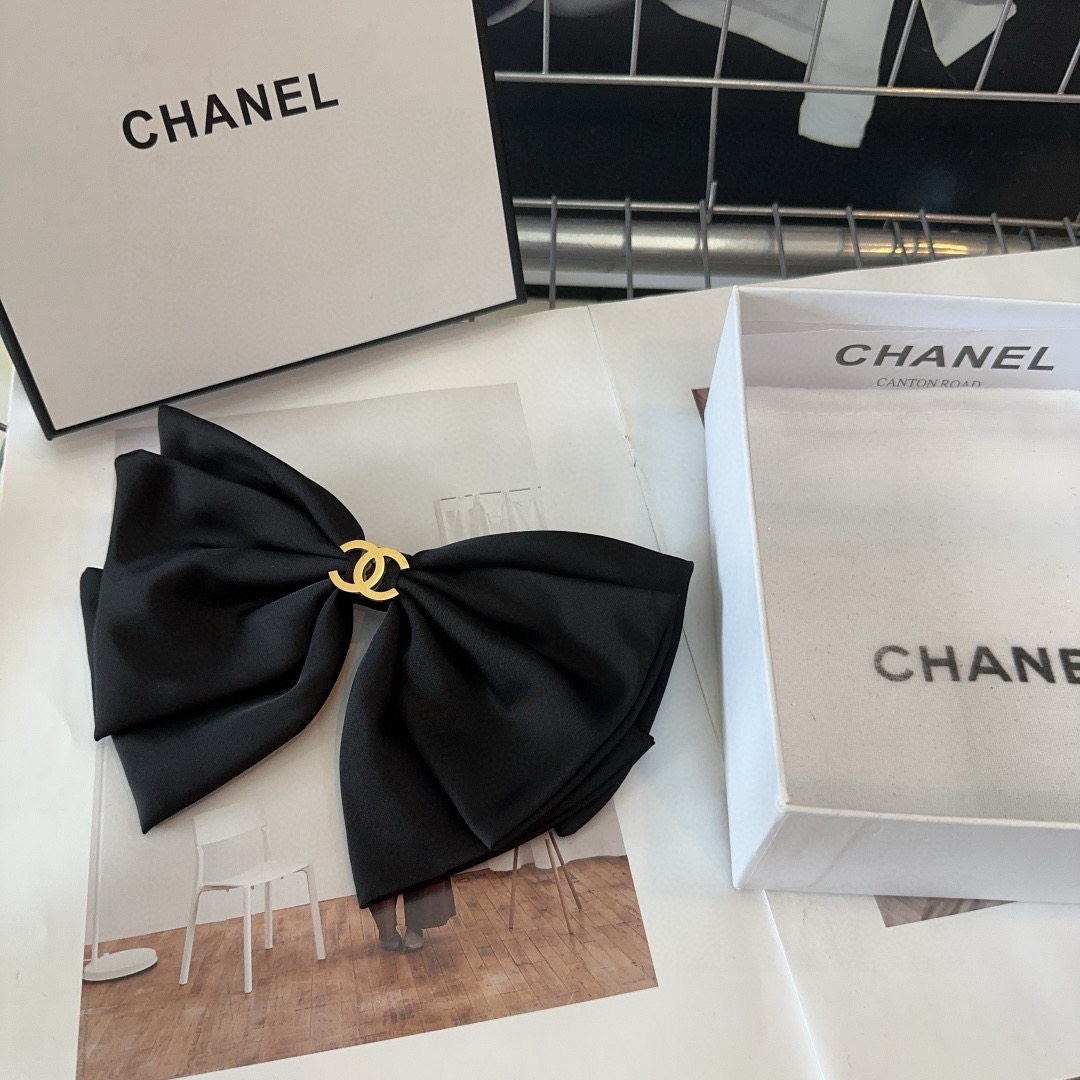 🎁配包装盒Chanel (香奈儿)最新款小香爆款弹簧发夹，超级好看！名媛范儿十足，小仙女必备…