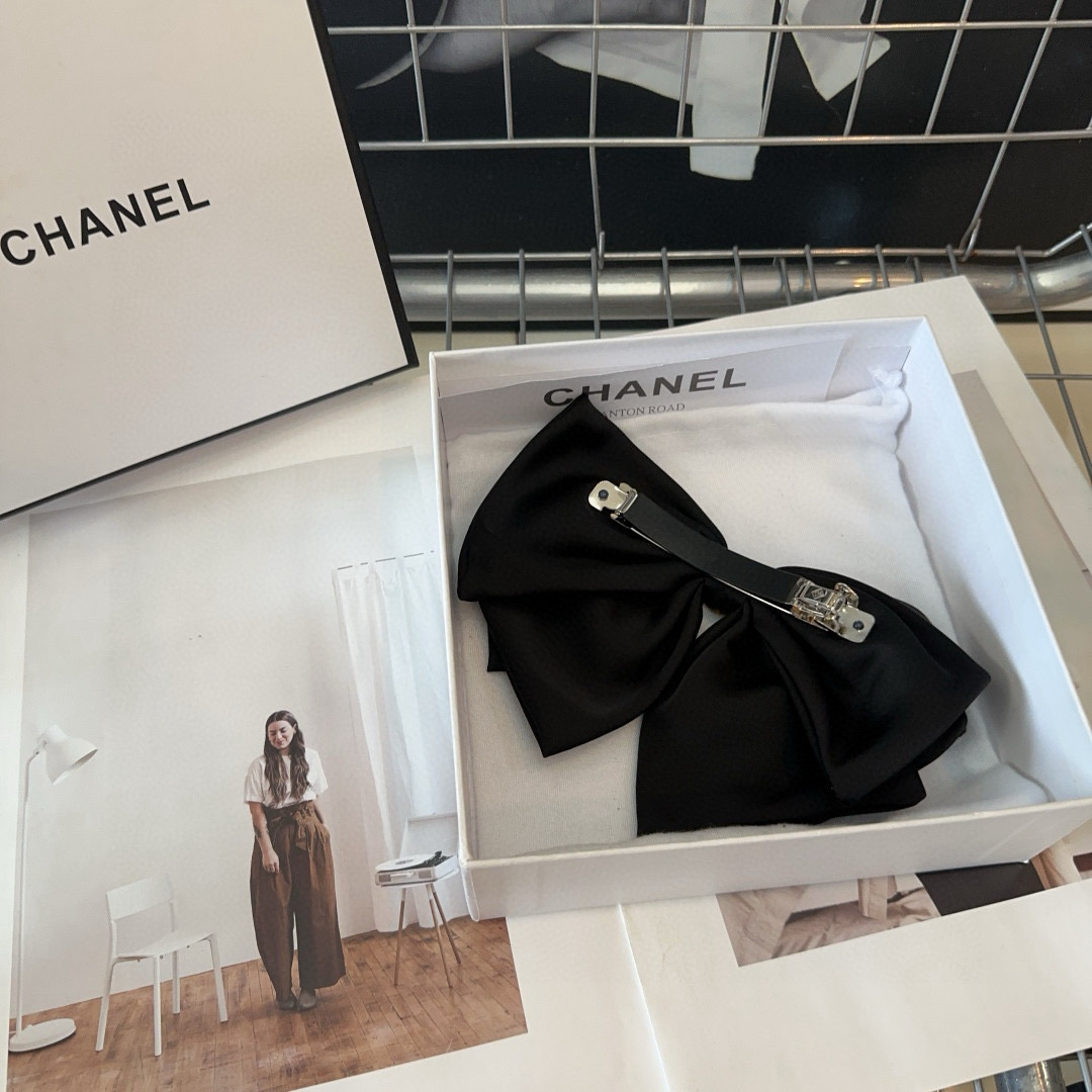 🎁配包装盒Chanel (香奈儿)最新款小香爆款弹簧发夹，超级好看！名媛范儿十足，小仙女必备…