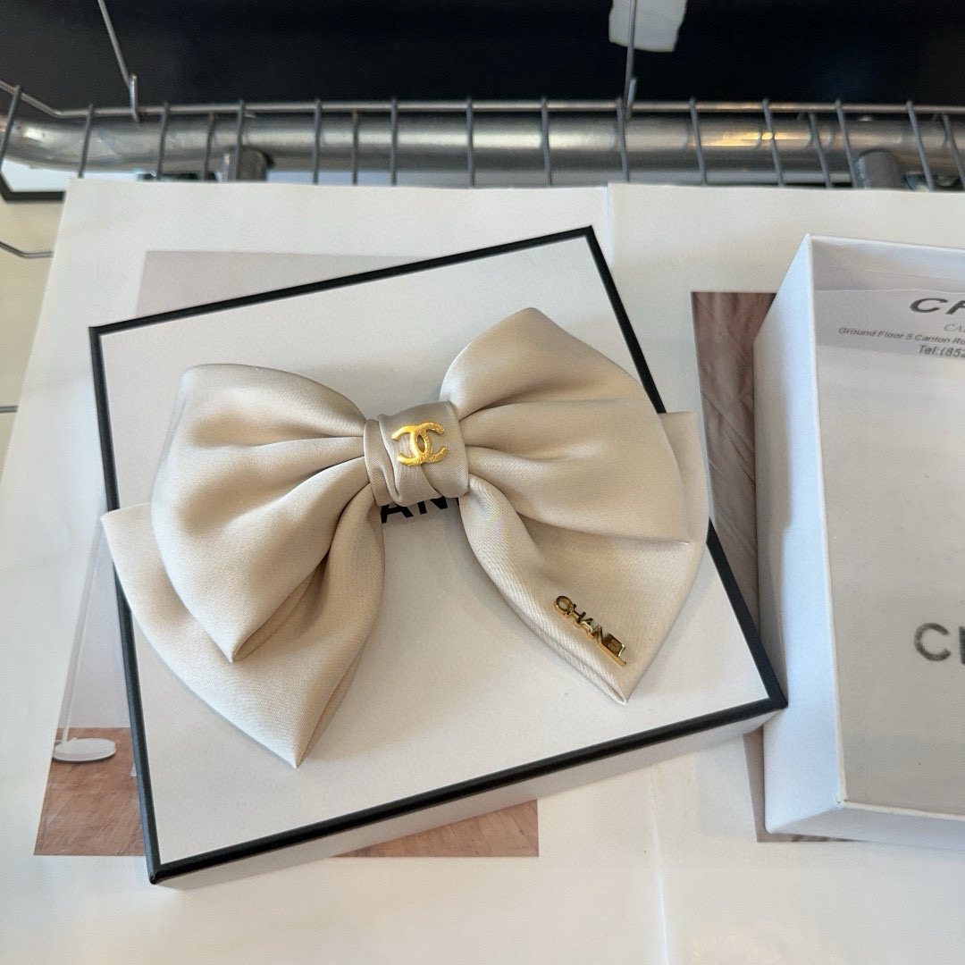 🎁配包装盒Chanel (香奈儿)最新款小香爆款弹簧发夹，超级好看！名媛范儿十足，小仙女必备…