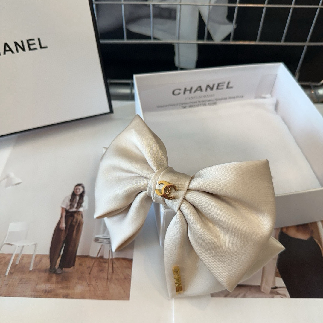🎁配包装盒Chanel (香奈儿)最新款小香爆款弹簧发夹，超级好看！名媛范儿十足，小仙女必备…