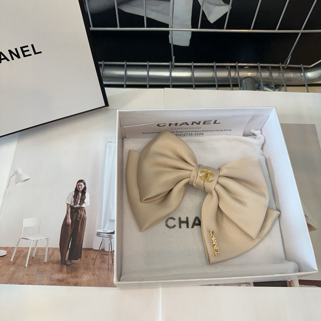 🎁配包装盒Chanel (香奈儿)最新款小香爆款弹簧发夹，超级好看！名媛范儿十足，小仙女必备…