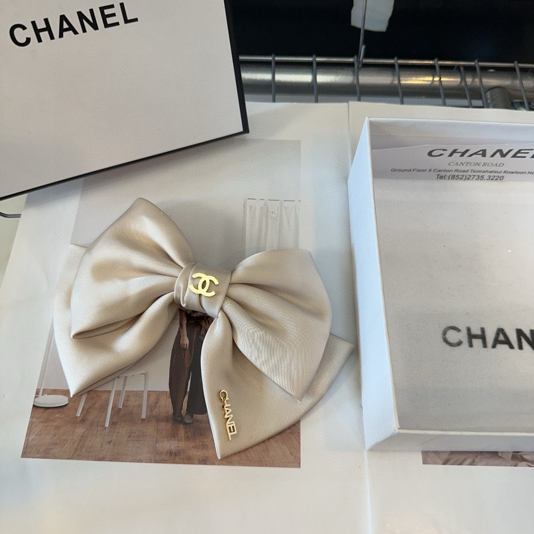 🎁配包装盒Chanel (香奈儿)最新款小香爆款弹簧发夹，超级好看！名媛范儿十足，小仙女必备…