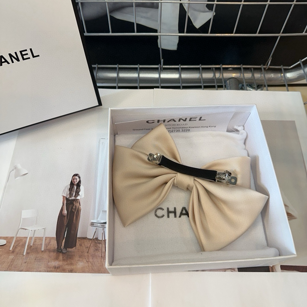 🎁配包装盒Chanel (香奈儿)最新款小香爆款弹簧发夹，超级好看！名媛范儿十足，小仙女必备…