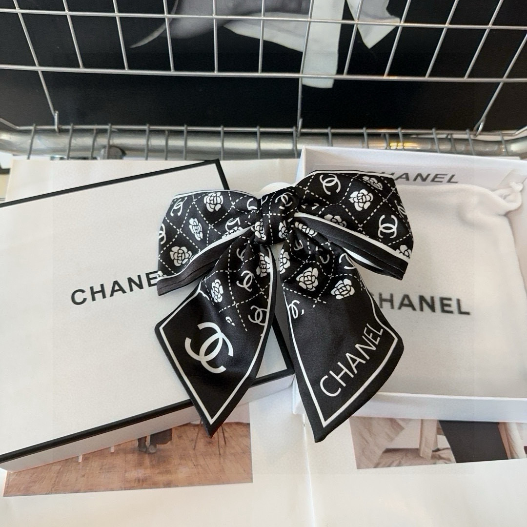 🎁配包装盒Chanel (香奈儿)最新款小香爆款弹簧发夹，超级好看！名媛范儿十足，小仙女必备…