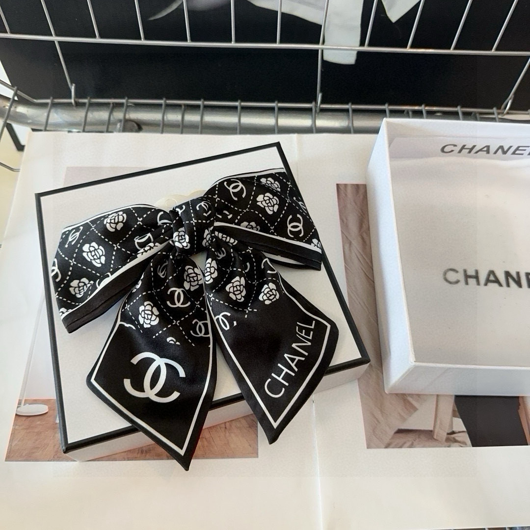 🎁配包装盒Chanel (香奈儿)最新款小香爆款弹簧发夹，超级好看！名媛范儿十足，小仙女必备…