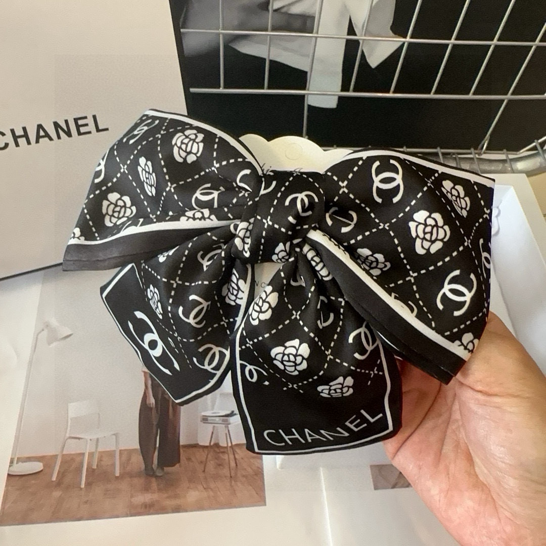 🎁配包装盒Chanel (香奈儿)最新款小香爆款弹簧发夹，超级好看！名媛范儿十足，小仙女必备…