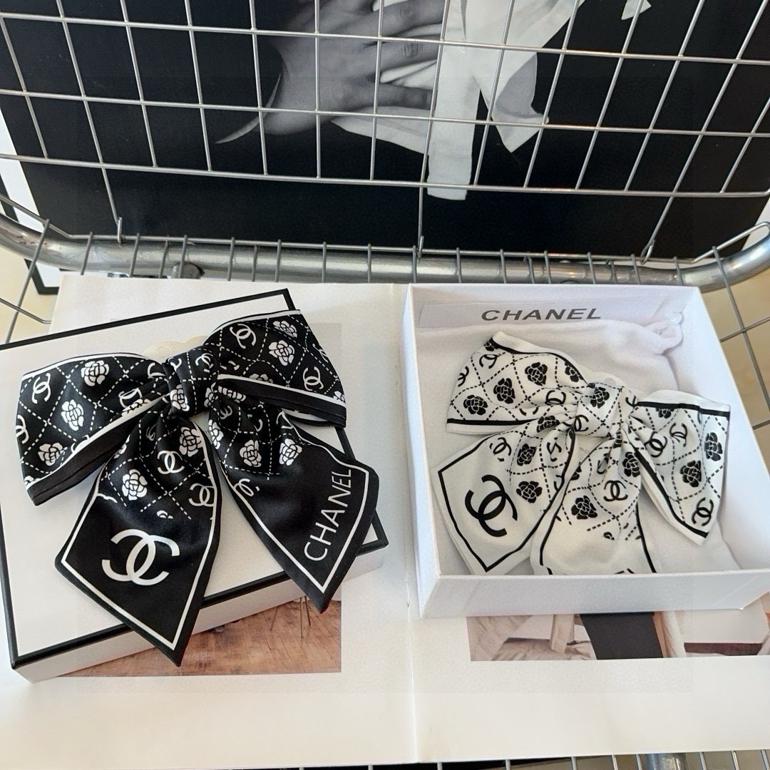 🎁配包装盒Chanel (香奈儿)最新款小香爆款弹簧发夹，超级好看！名媛范儿十足，小仙女必备…