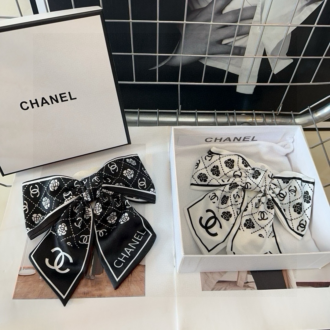 🎁配包装盒Chanel (香奈儿)最新款小香爆款弹簧发夹，超级好看！名媛范儿十足，小仙女必备…