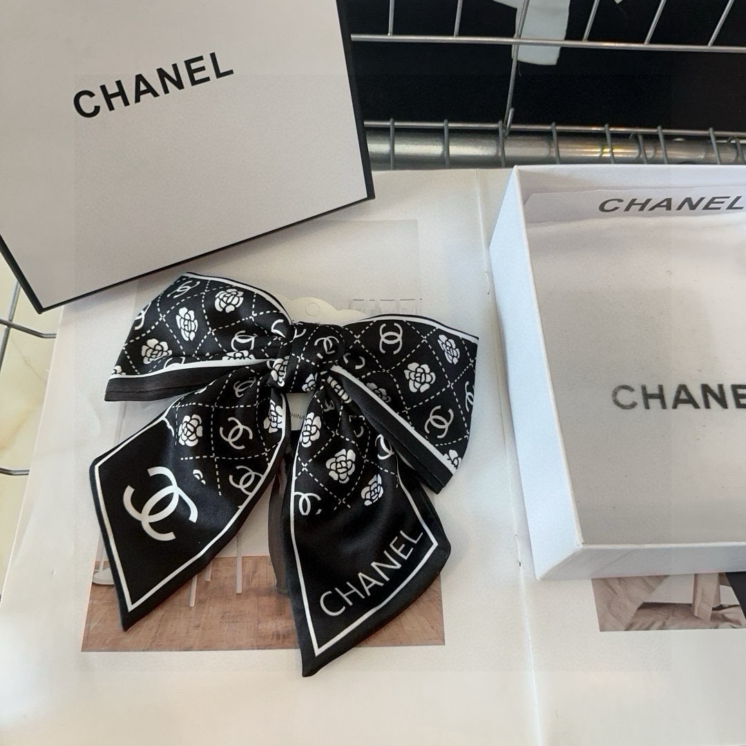 🎁配包装盒Chanel (香奈儿)最新款小香爆款弹簧发夹，超级好看！名媛范儿十足，小仙女必备…