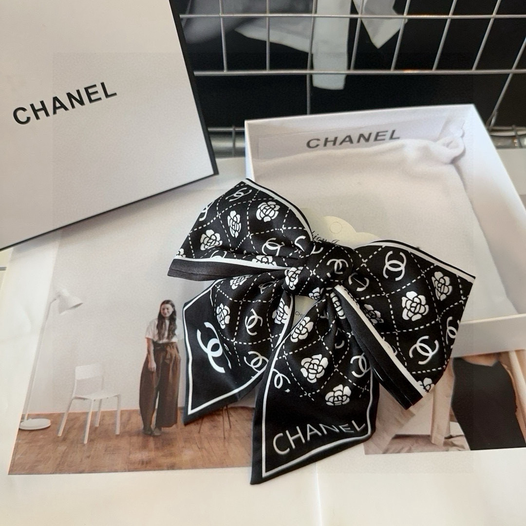 🎁配包装盒Chanel (香奈儿)最新款小香爆款弹簧发夹，超级好看！名媛范儿十足，小仙女必备…