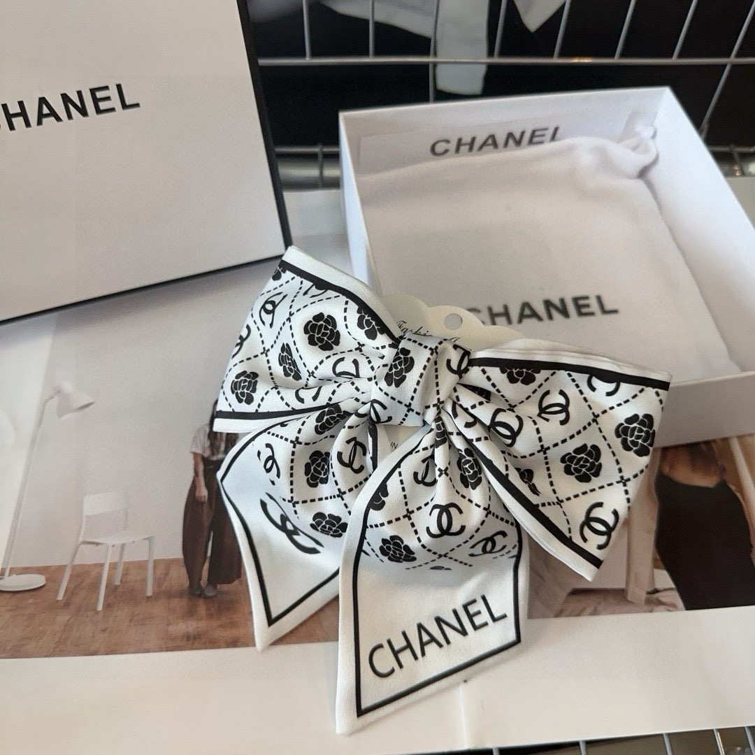 🎁配包装盒Chanel (香奈儿)最新款小香爆款弹簧发夹，超级好看！名媛范儿十足，小仙女必备…