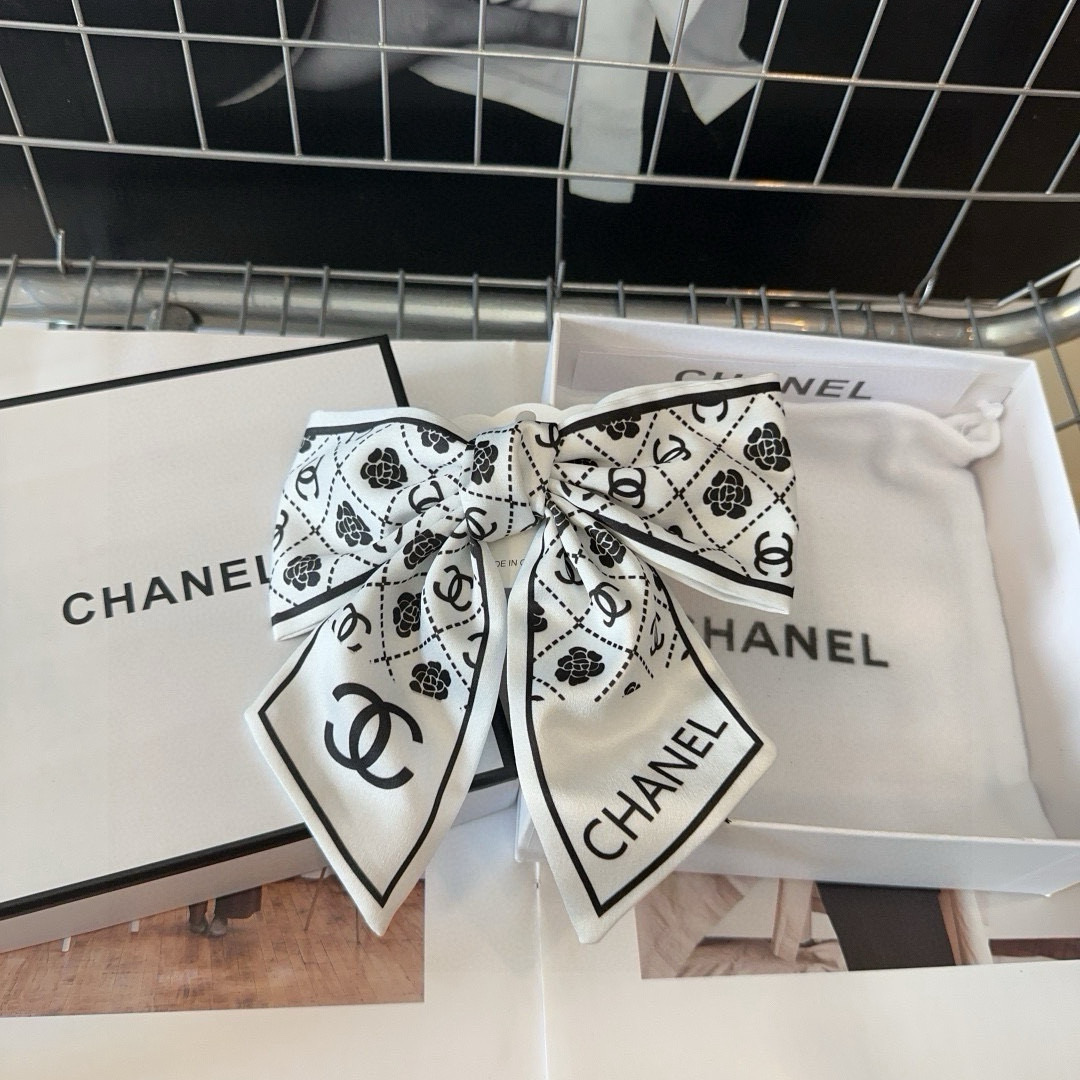 🎁配包装盒Chanel (香奈儿)最新款小香爆款弹簧发夹，超级好看！名媛范儿十足，小仙女必备…