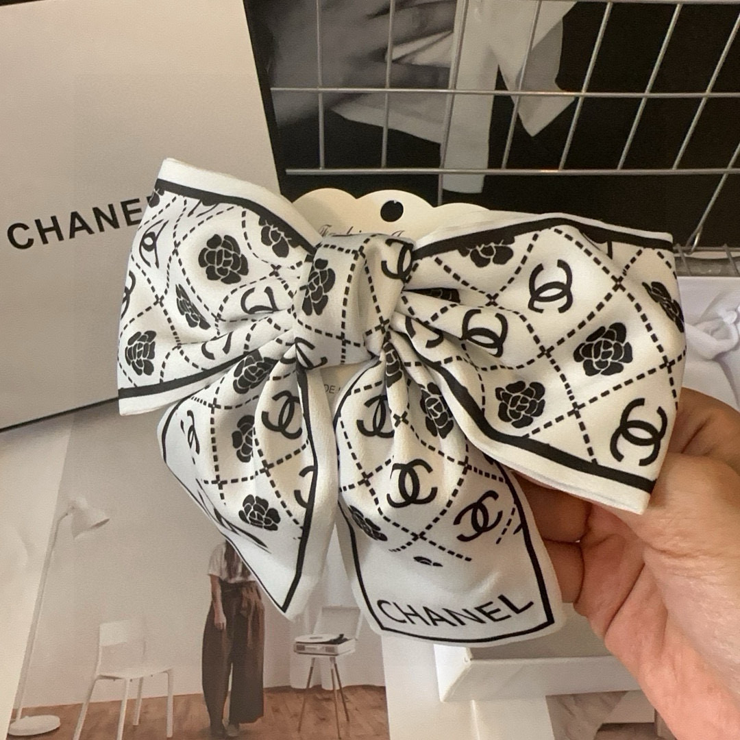 🎁配包装盒Chanel (香奈儿)最新款小香爆款弹簧发夹，超级好看！名媛范儿十足，小仙女必备…
