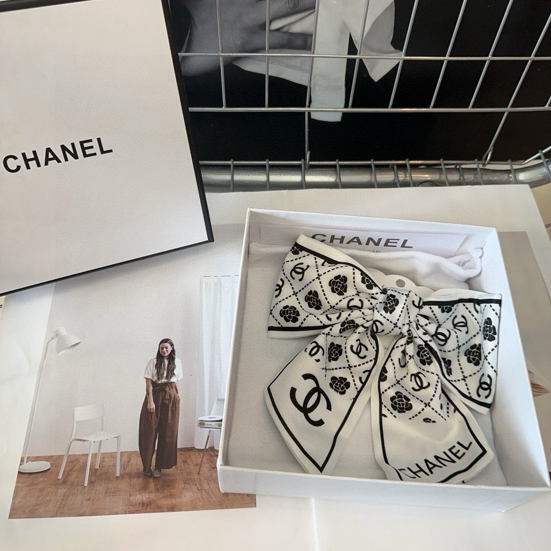 🎁配包装盒Chanel (香奈儿)最新款小香爆款弹簧发夹，超级好看！名媛范儿十足，小仙女必备…