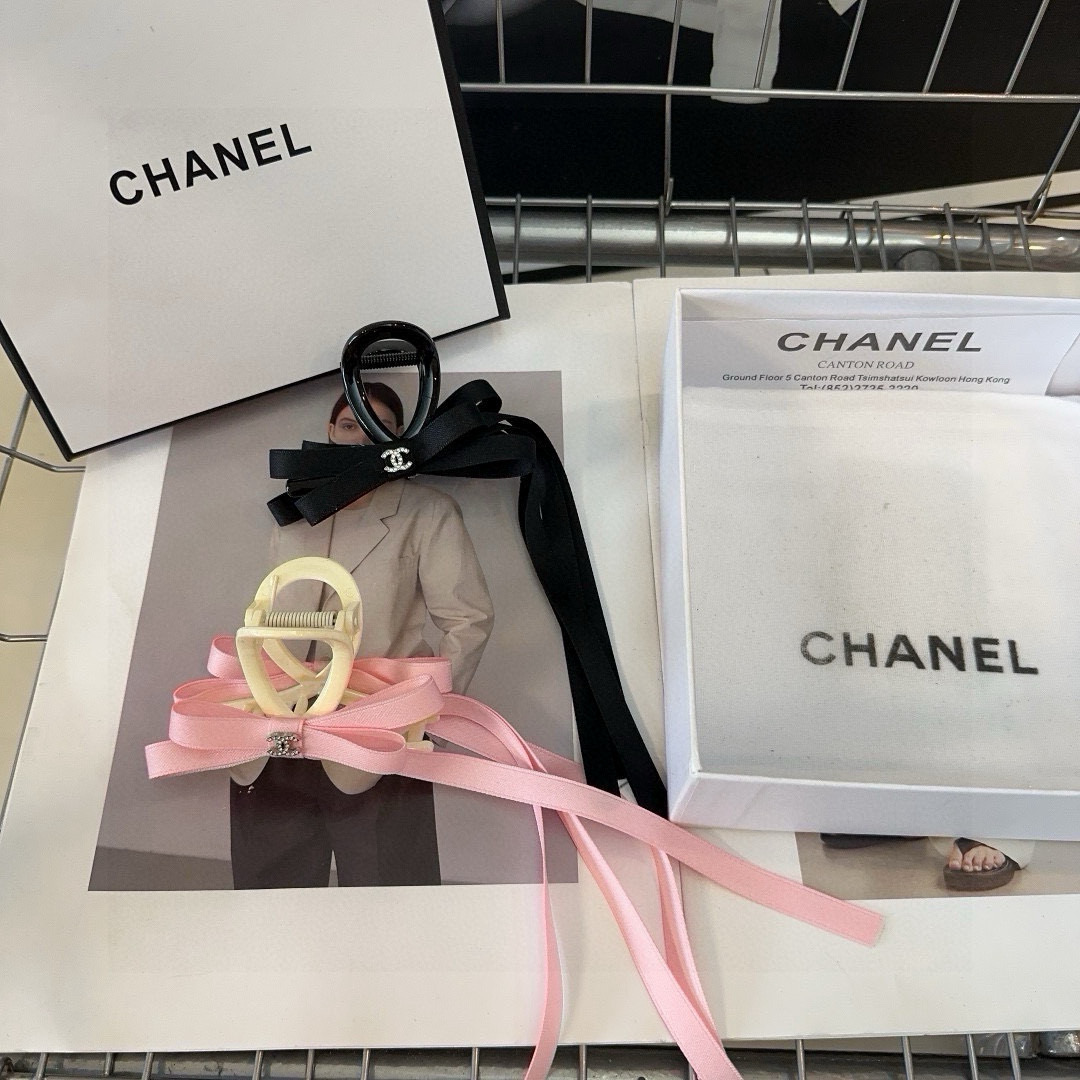 🎁配包装盒Chanel (香奈儿)最新款小香抓夹，时尚潮品，名媛范儿十足！实物更好看，小仙女必备…