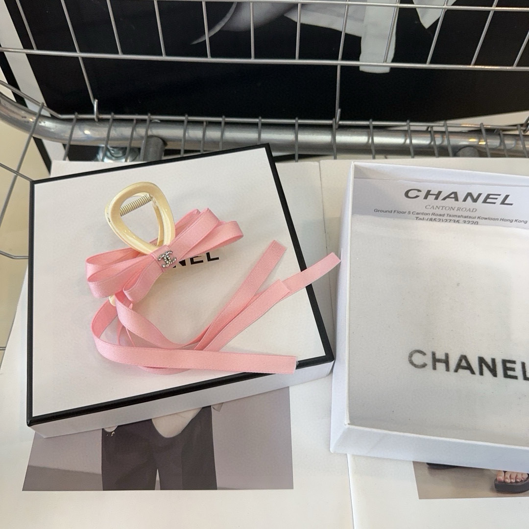 🎁配包装盒Chanel (香奈儿)最新款小香抓夹，时尚潮品，名媛范儿十足！实物更好看，小仙女必备…