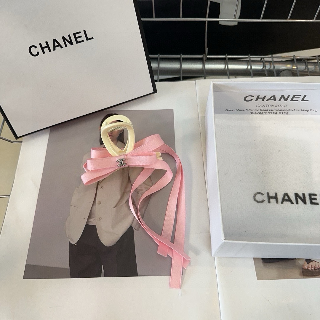 🎁配包装盒Chanel (香奈儿)最新款小香抓夹，时尚潮品，名媛范儿十足！实物更好看，小仙女必备…