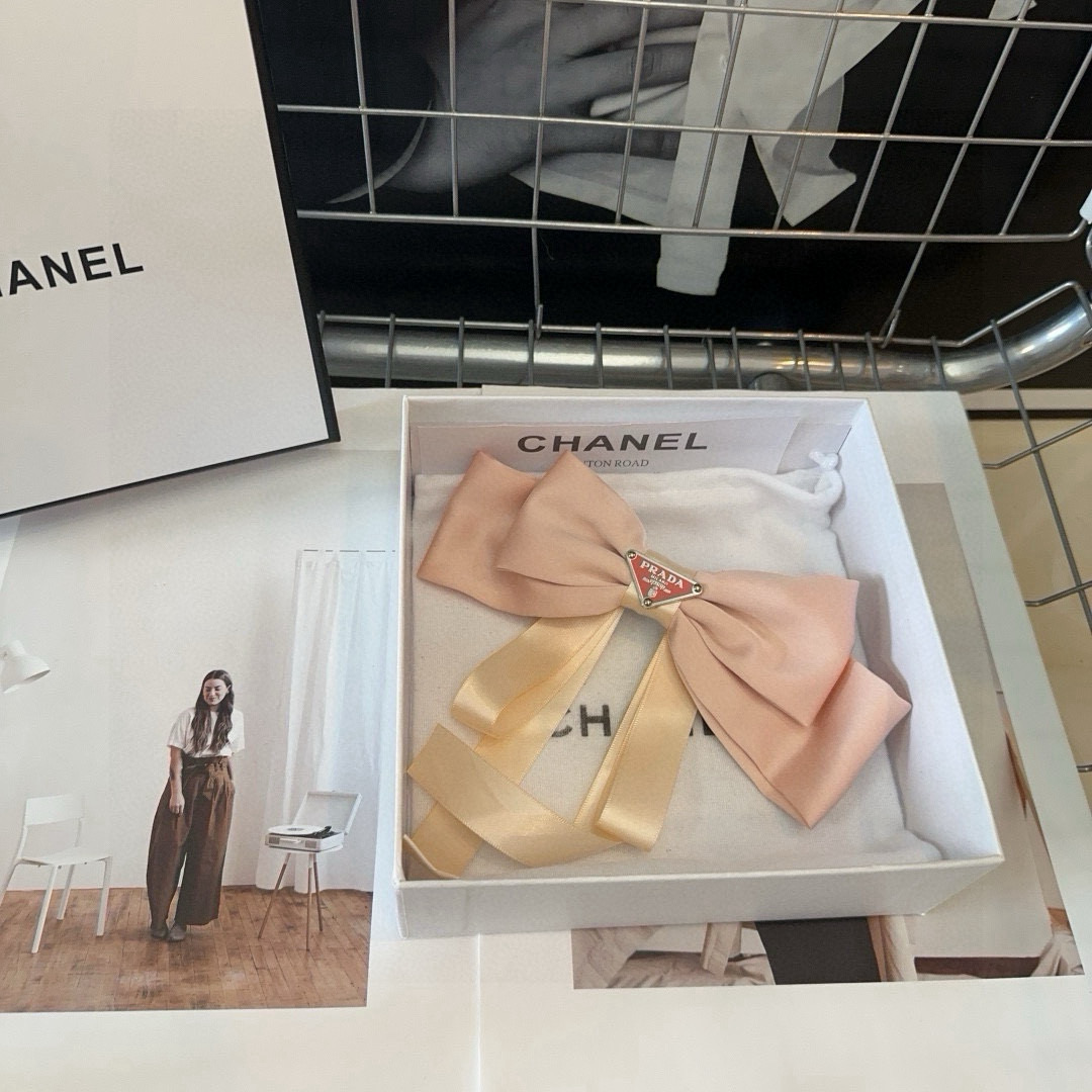 🎁配包装盒PRADA（普拉达）弹簧顶夹，网红爆款，优雅的小姐姐值得入手！非常好搭配