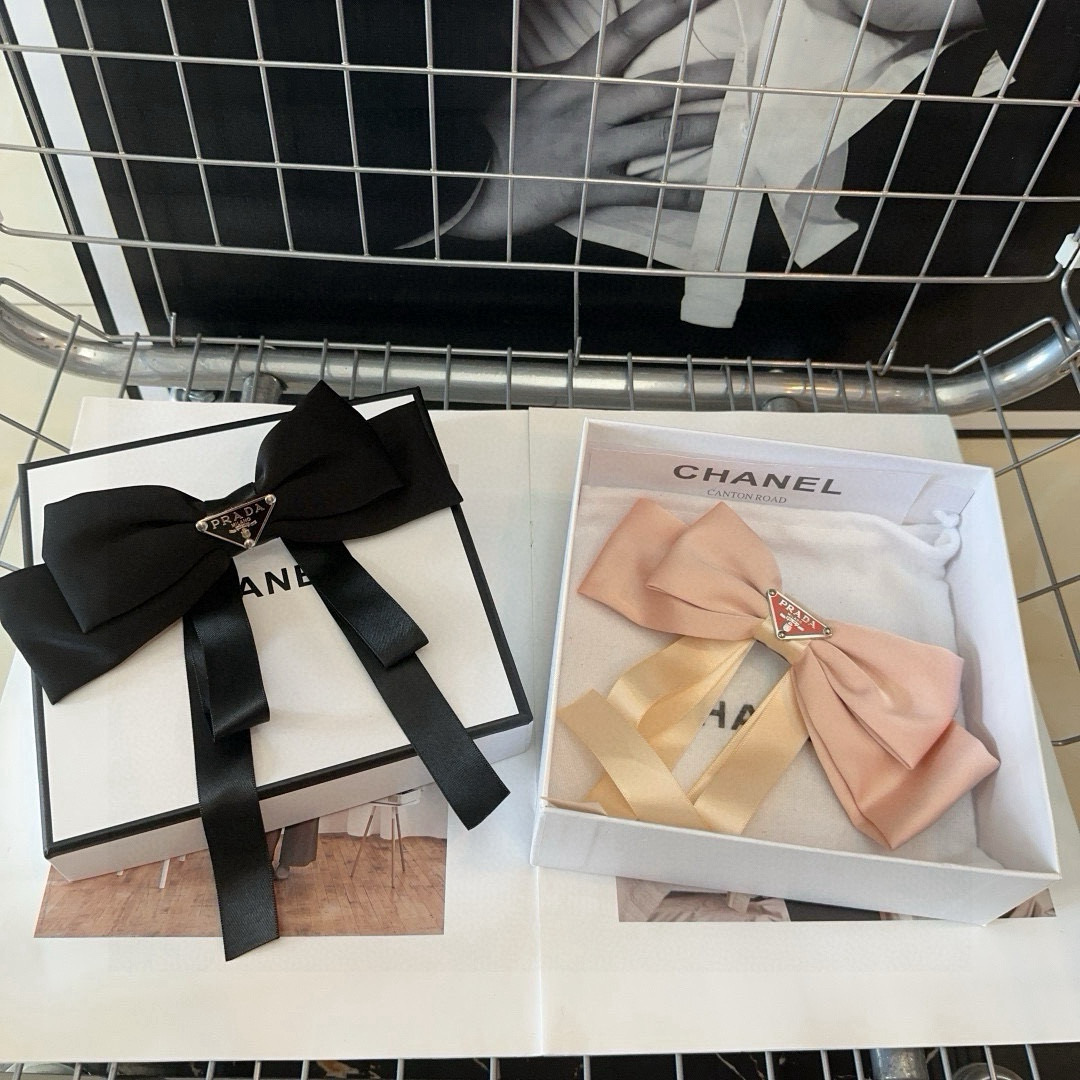 🎁配包装盒PRADA（普拉达）弹簧顶夹，网红爆款，优雅的小姐姐值得入手！非常好搭配