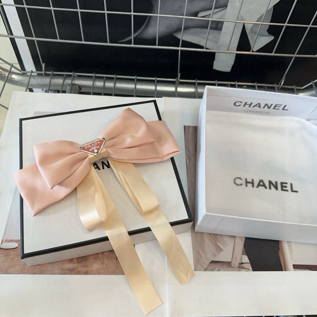 🎁配包装盒PRADA（普拉达）弹簧顶夹，网红爆款，优雅的小姐姐值得入手！非常好搭配