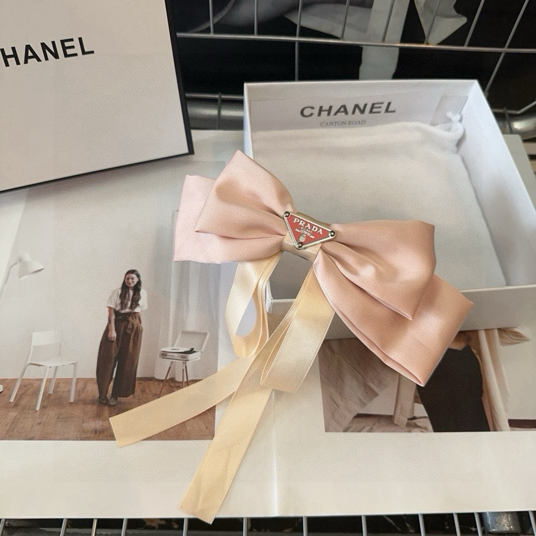 🎁配包装盒PRADA（普拉达）弹簧顶夹，网红爆款，优雅的小姐姐值得入手！非常好搭配