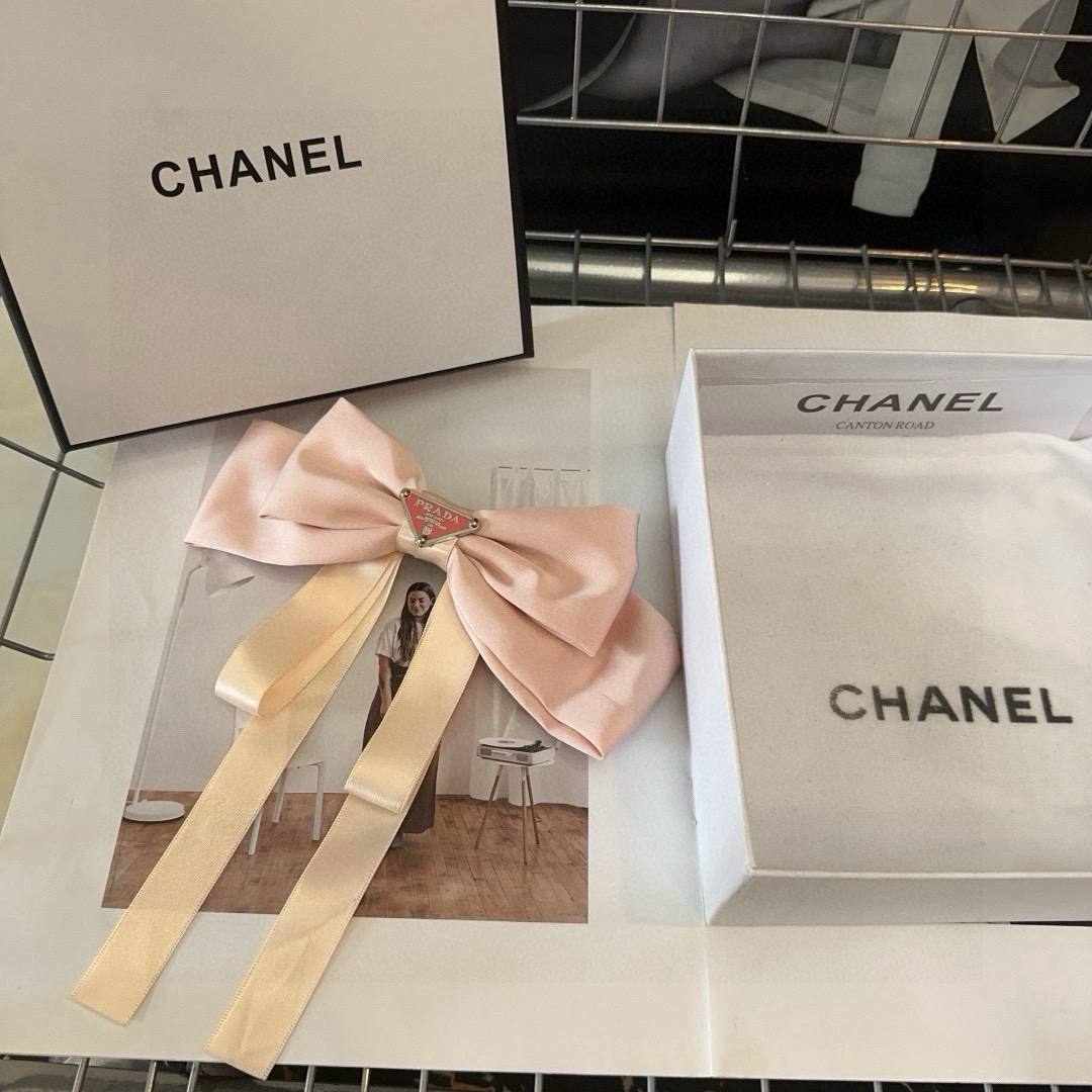 🎁配包装盒PRADA（普拉达）弹簧顶夹，网红爆款，优雅的小姐姐值得入手！非常好搭配