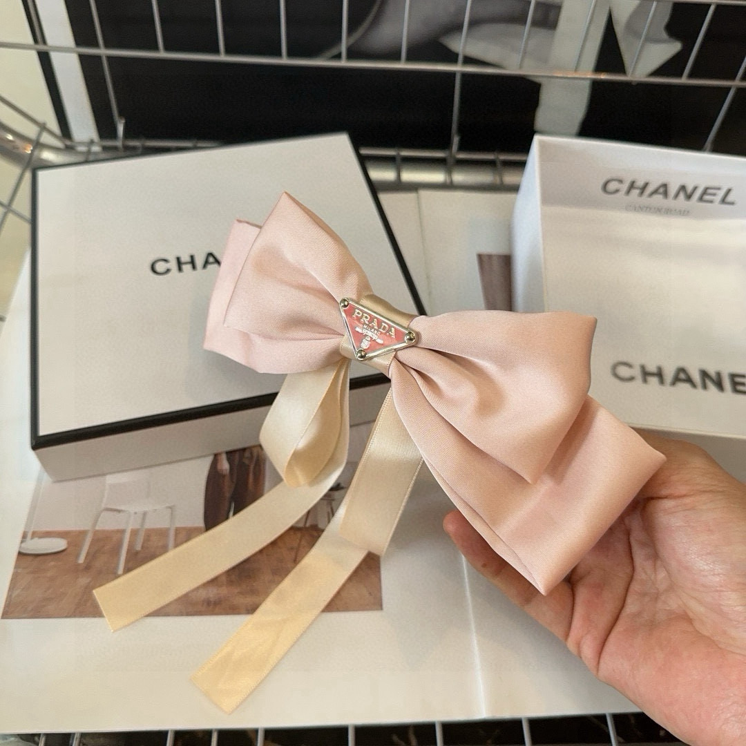 🎁配包装盒PRADA（普拉达）弹簧顶夹，网红爆款，优雅的小姐姐值得入手！非常好搭配