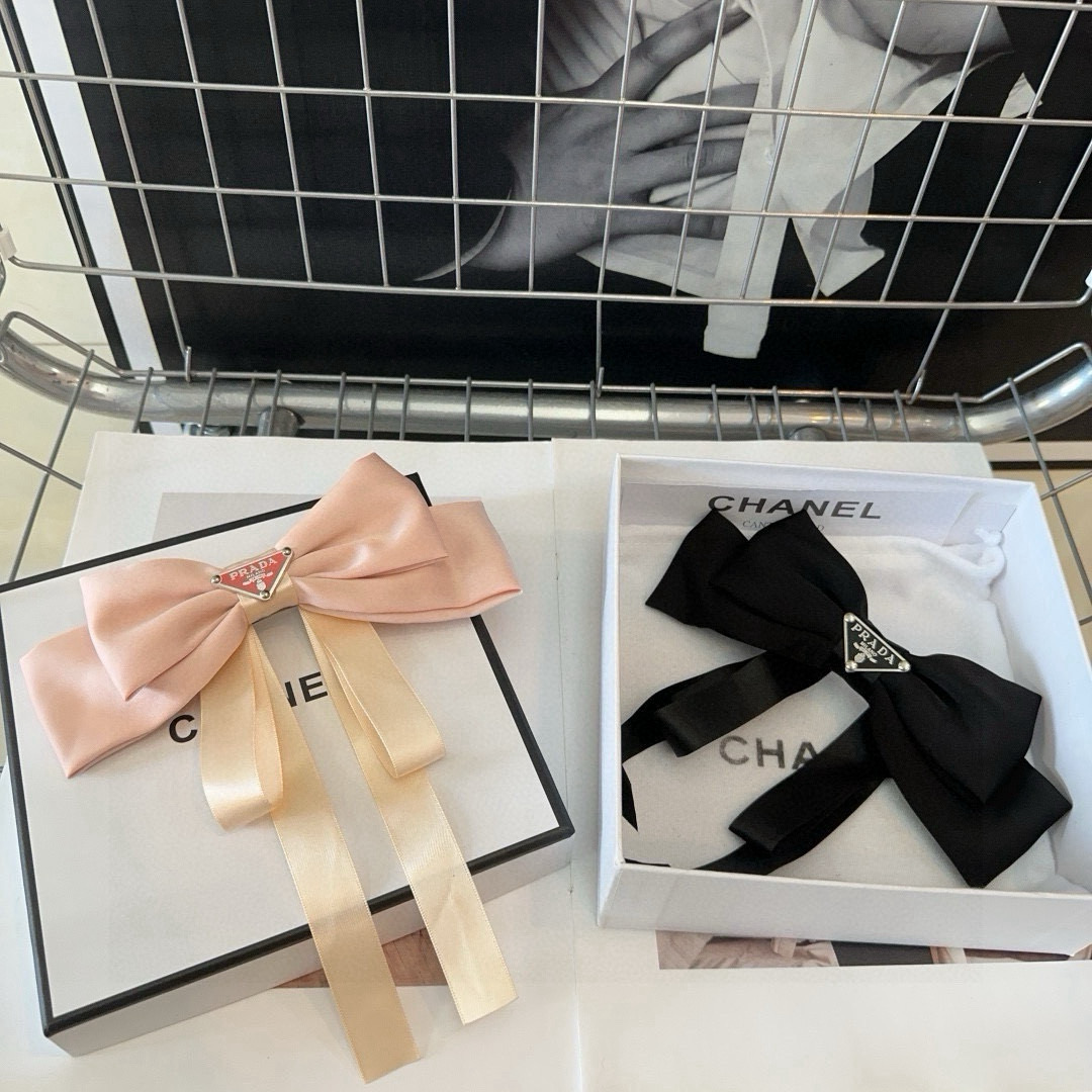 🎁配包装盒PRADA（普拉达）弹簧顶夹，网红爆款，优雅的小姐姐值得入手！非常好搭配