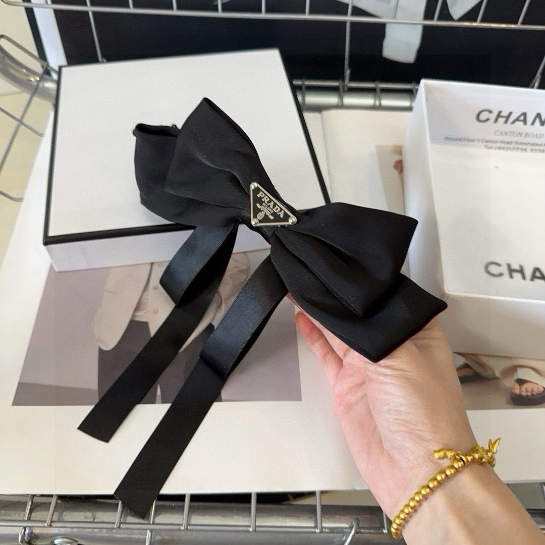 🎁配包装盒PRADA（普拉达）弹簧顶夹，网红爆款，优雅的小姐姐值得入手！非常好搭配
