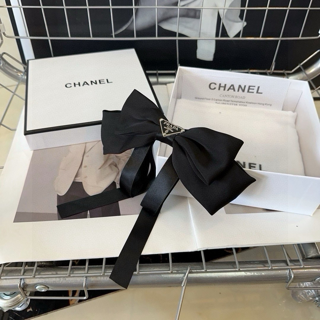 🎁配包装盒PRADA（普拉达）弹簧顶夹，网红爆款，优雅的小姐姐值得入手！非常好搭配