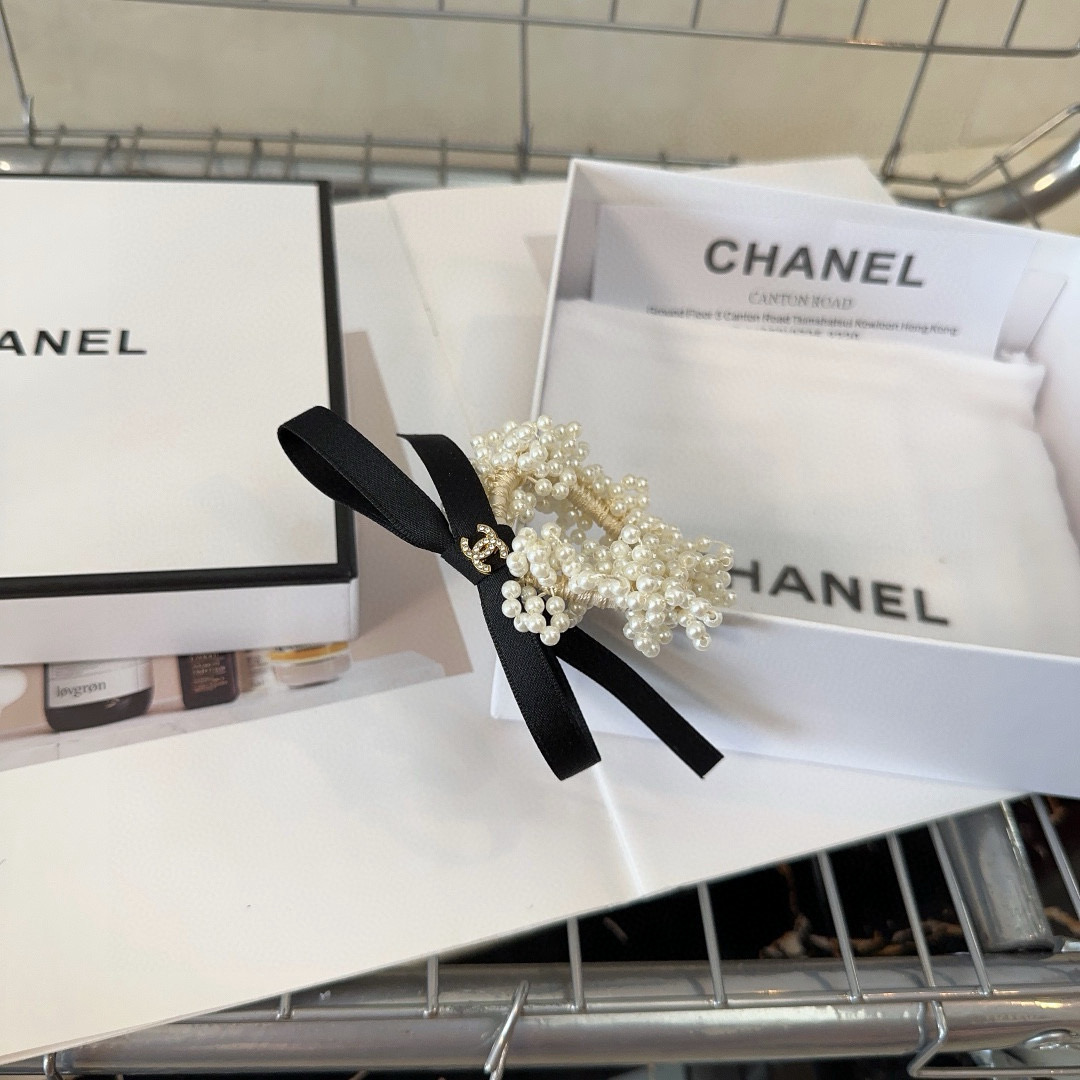 🎁配包装盒Chanel (香奈儿)最新款小香小珍珠发圈，超级好看！名媛范儿十足，小仙女必备…