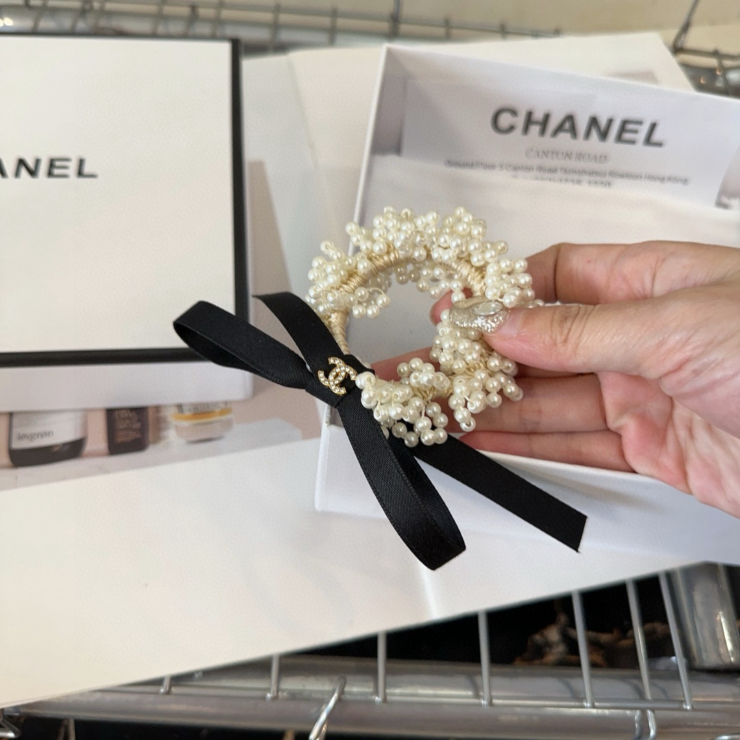 🎁配包装盒Chanel (香奈儿)最新款小香小珍珠发圈，超级好看！名媛范儿十足，小仙女必备…