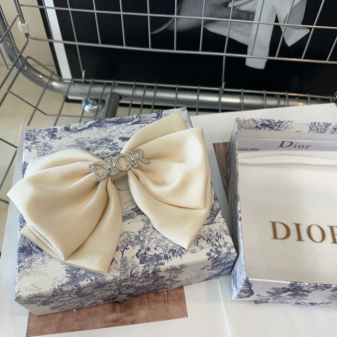 🎁配包装盒Dior（迪奥）D家新款弹簧顶夹，超级好看！名媛范儿十足，时尚潮品！小仙女必备