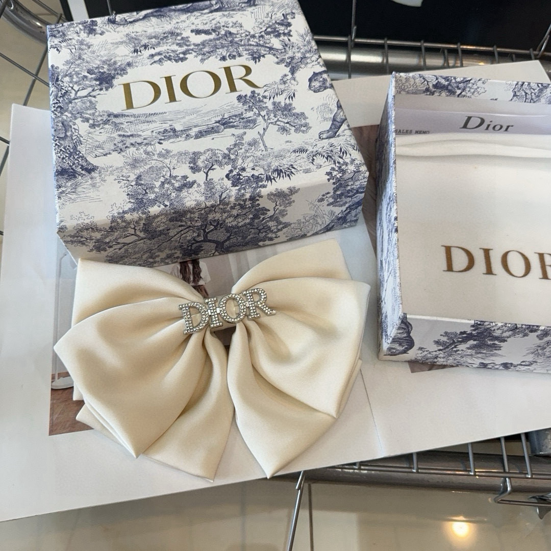 🎁配包装盒Dior（迪奥）D家新款弹簧顶夹，超级好看！名媛范儿十足，时尚潮品！小仙女必备
