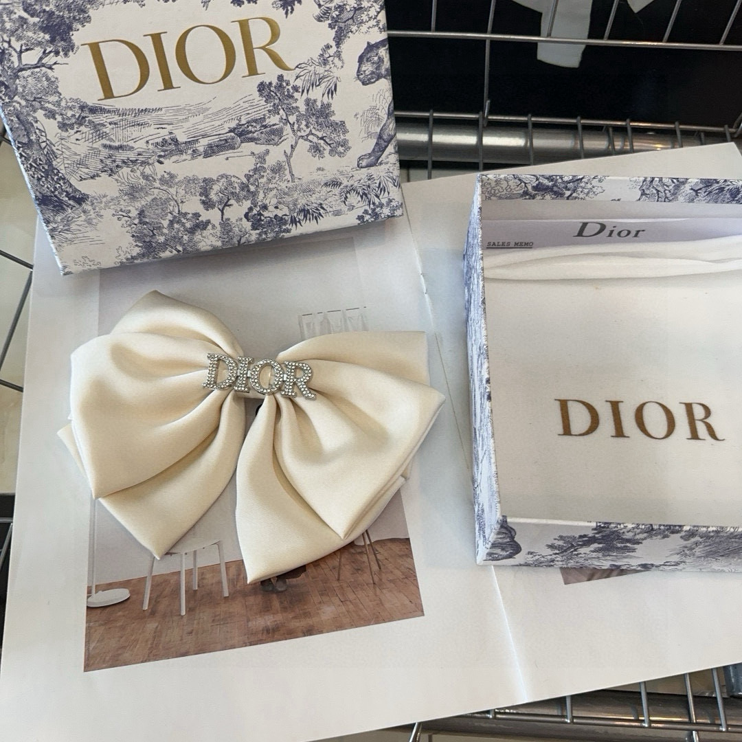 🎁配包装盒Dior（迪奥）D家新款弹簧顶夹，超级好看！名媛范儿十足，时尚潮品！小仙女必备