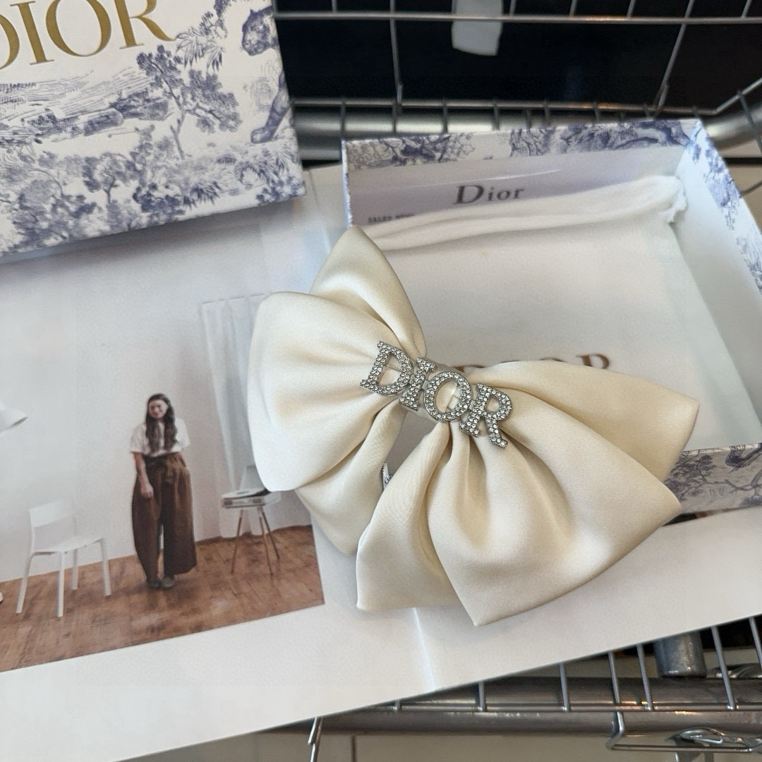🎁配包装盒Dior（迪奥）D家新款弹簧顶夹，超级好看！名媛范儿十足，时尚潮品！小仙女必备
