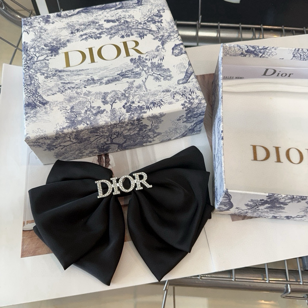 🎁配包装盒Dior（迪奥）D家新款弹簧顶夹，超级好看！名媛范儿十足，时尚潮品！小仙女必备