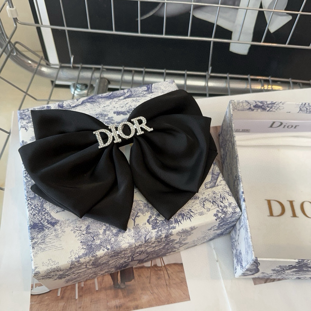 🎁配包装盒Dior（迪奥）D家新款弹簧顶夹，超级好看！名媛范儿十足，时尚潮品！小仙女必备