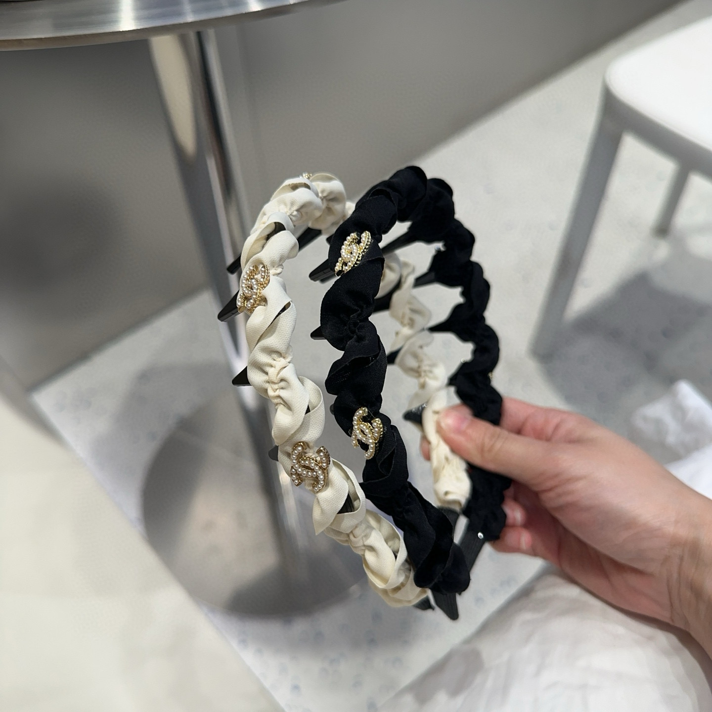 🎁配包装盒Chanel (香奈儿)最新款小香爆款发箍，超级好看！名媛范儿十足，小仙女必备…