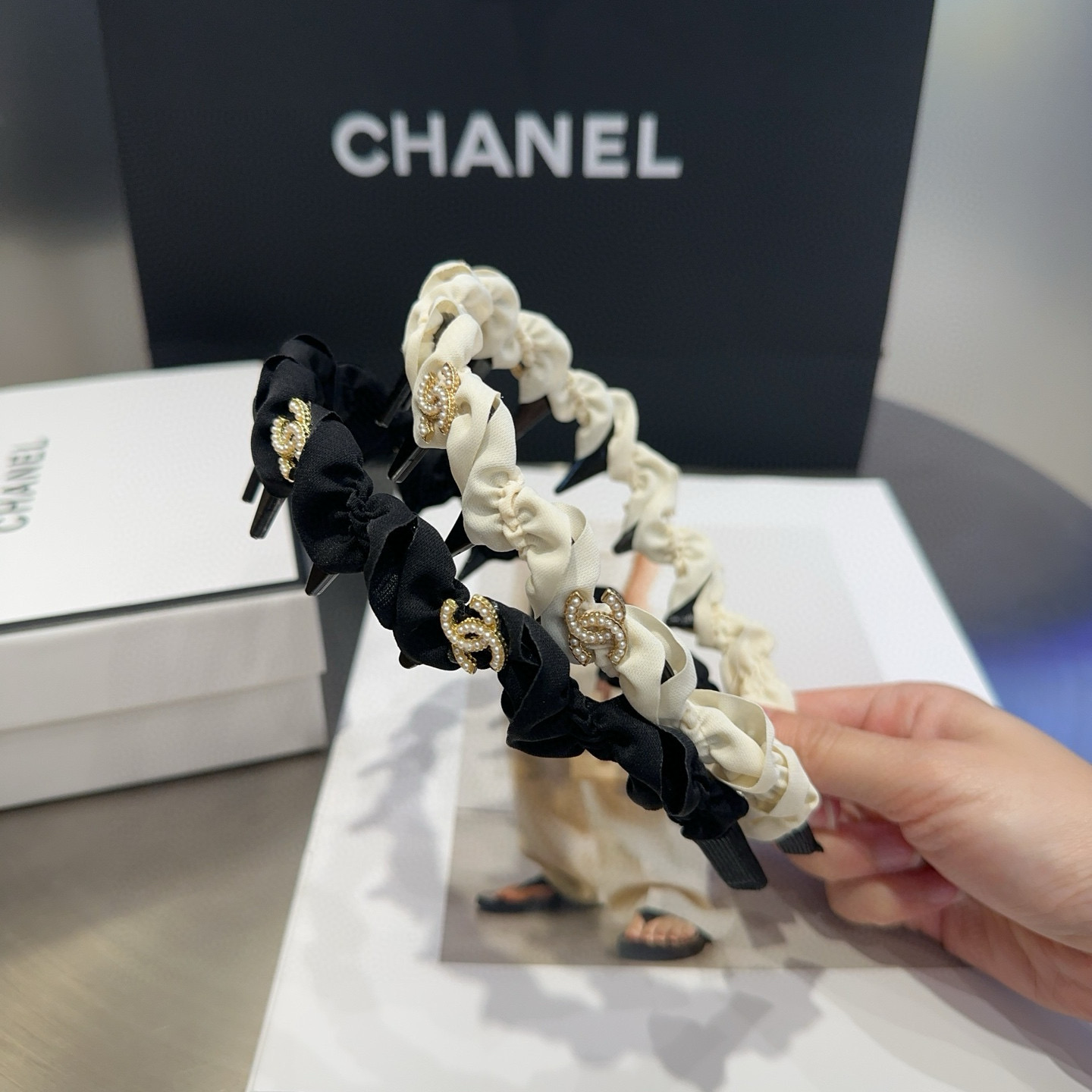 🎁配包装盒Chanel (香奈儿)最新款小香爆款发箍，超级好看！名媛范儿十足，小仙女必备…