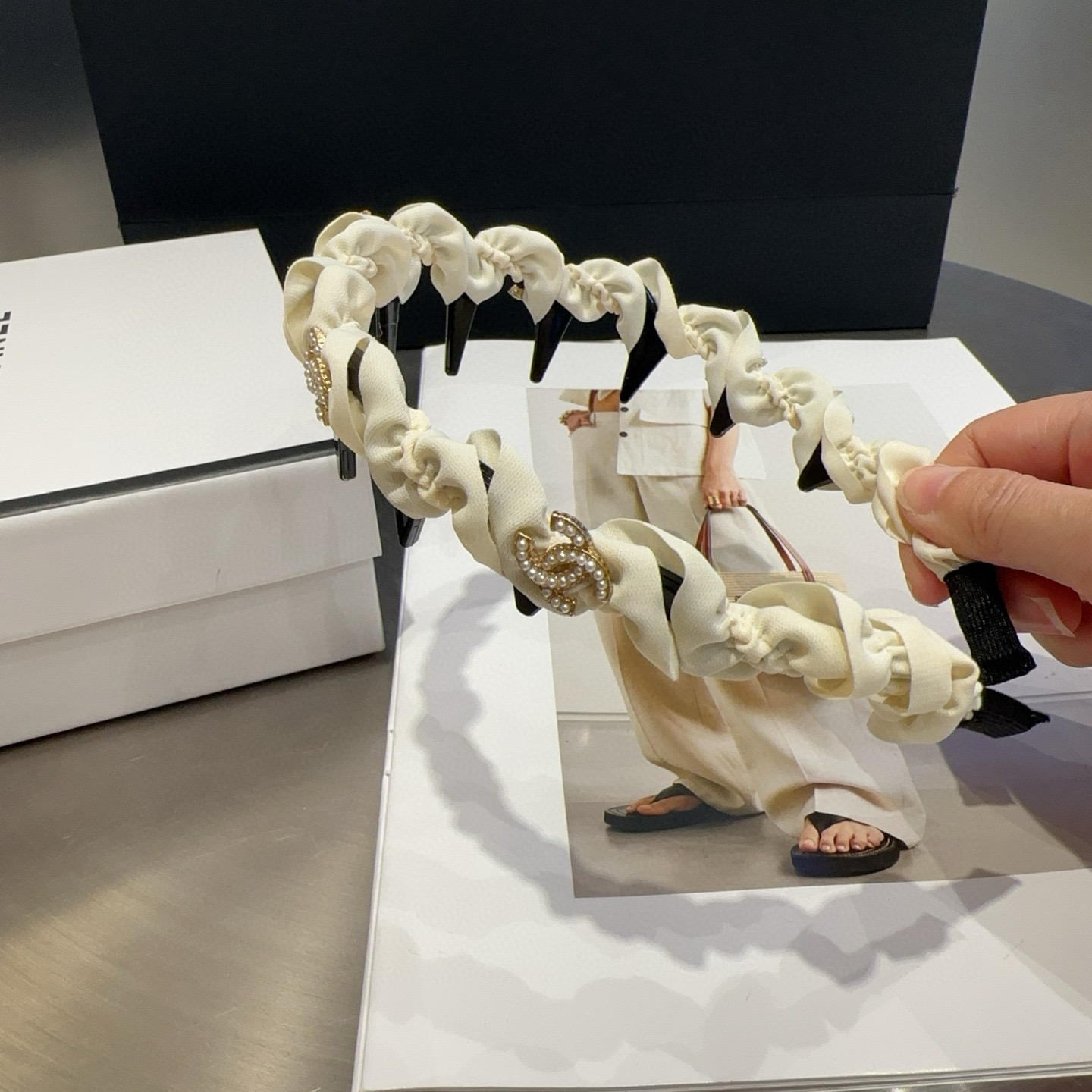 🎁配包装盒Chanel (香奈儿)最新款小香爆款发箍，超级好看！名媛范儿十足，小仙女必备…