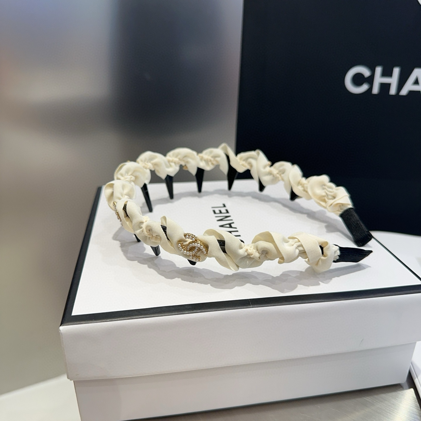 🎁配包装盒Chanel (香奈儿)最新款小香爆款发箍，超级好看！名媛范儿十足，小仙女必备…