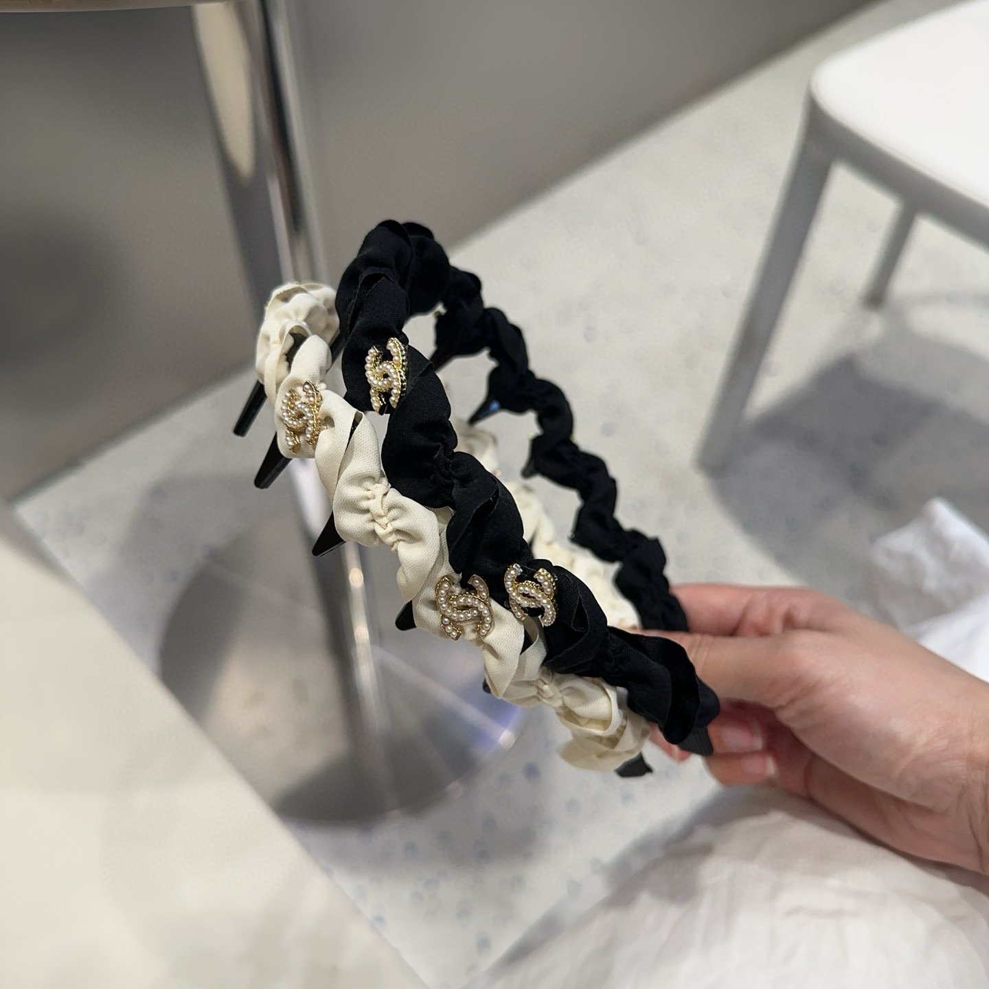 🎁配包装盒Chanel (香奈儿)最新款小香爆款发箍，超级好看！名媛范儿十足，小仙女必备…