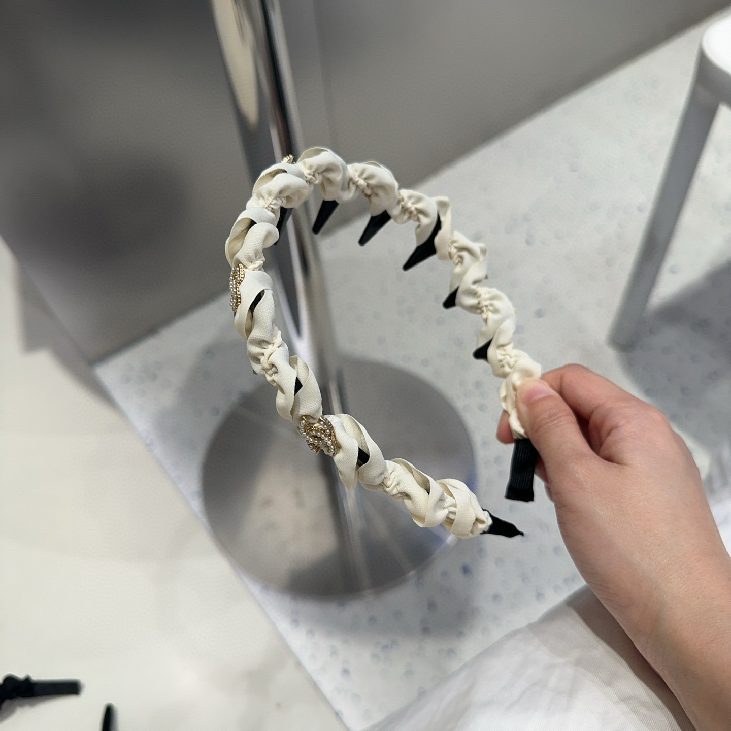 🎁配包装盒Chanel (香奈儿)最新款小香爆款发箍，超级好看！名媛范儿十足，小仙女必备…