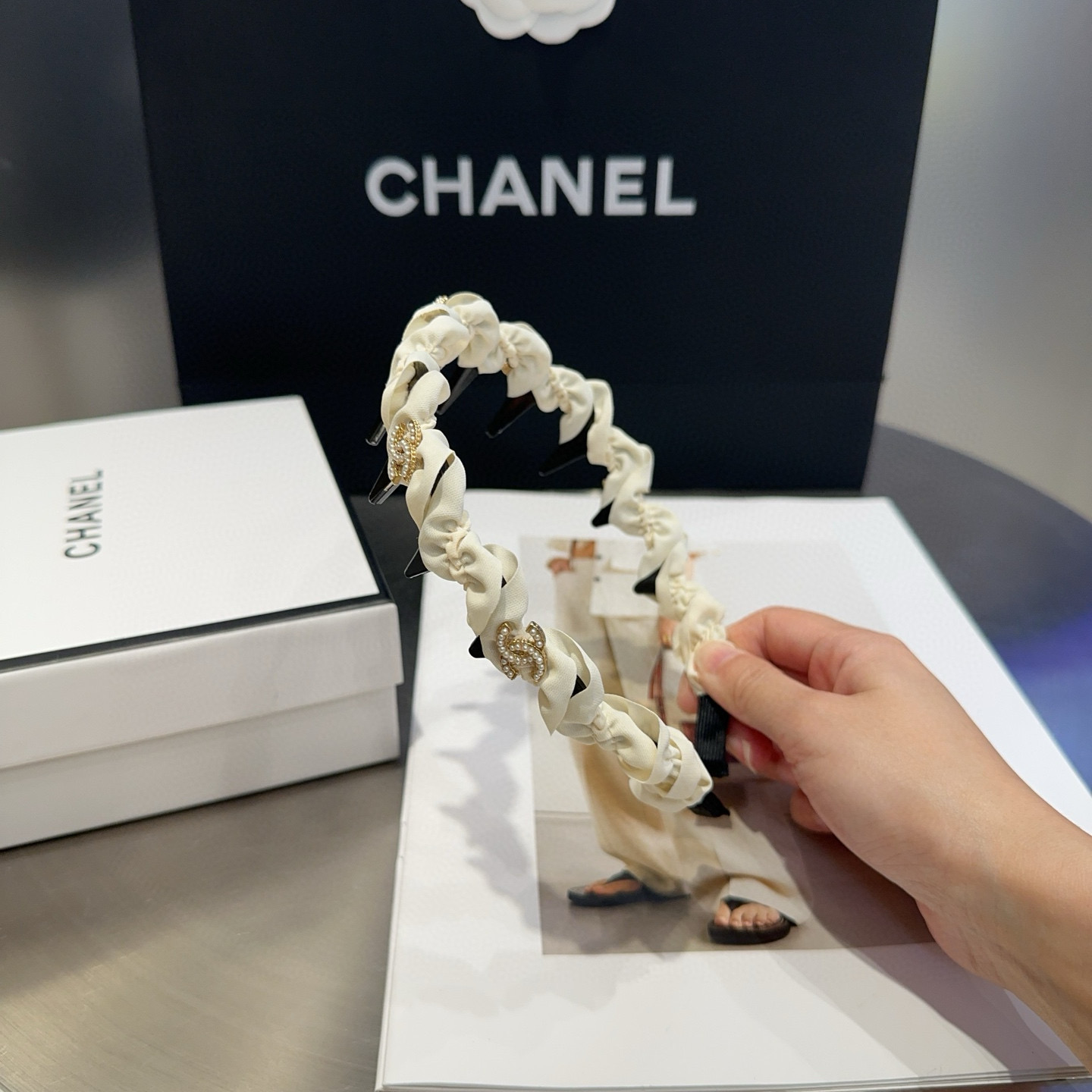 🎁配包装盒Chanel (香奈儿)最新款小香爆款发箍，超级好看！名媛范儿十足，小仙女必备…