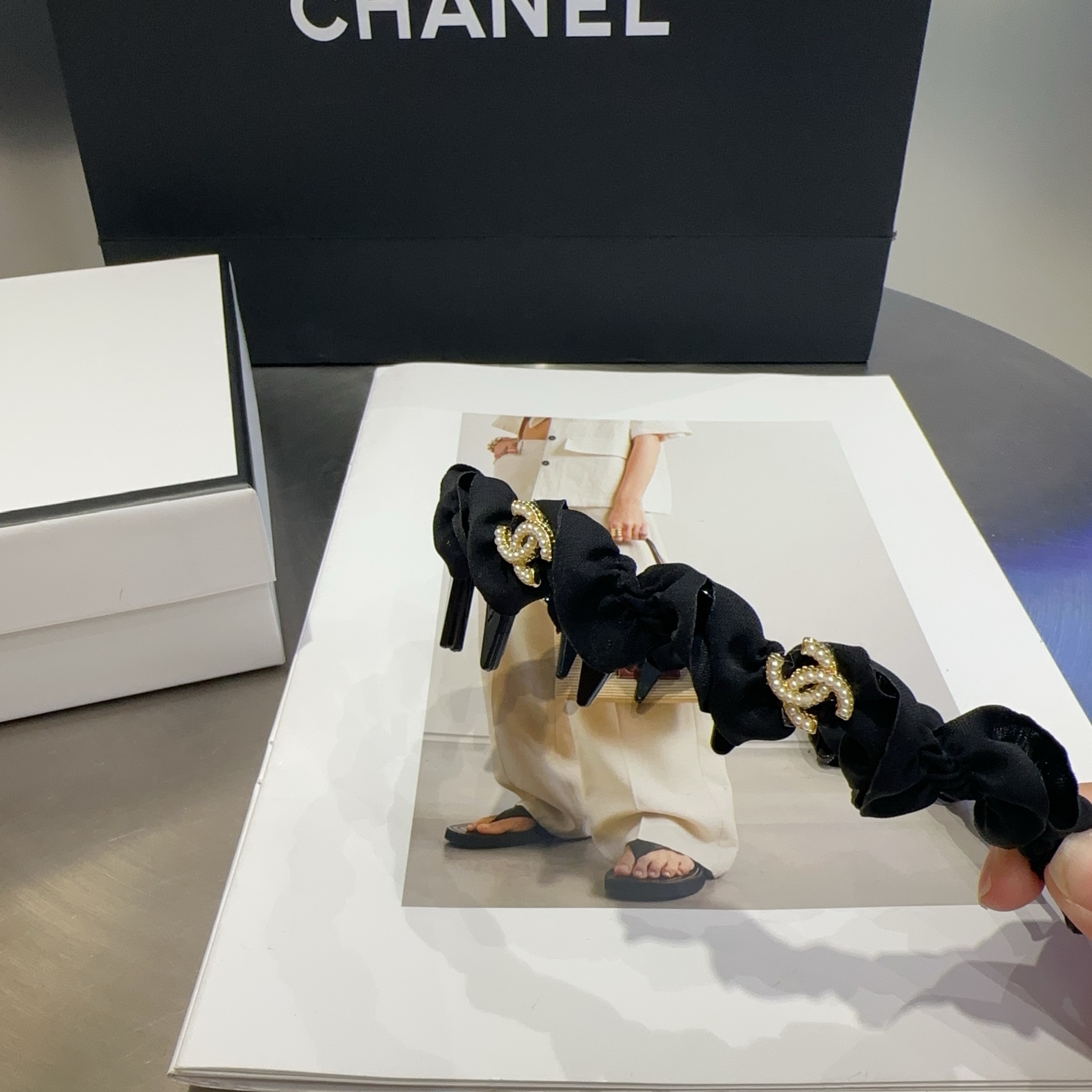 🎁配包装盒Chanel (香奈儿)最新款小香爆款发箍，超级好看！名媛范儿十足，小仙女必备…